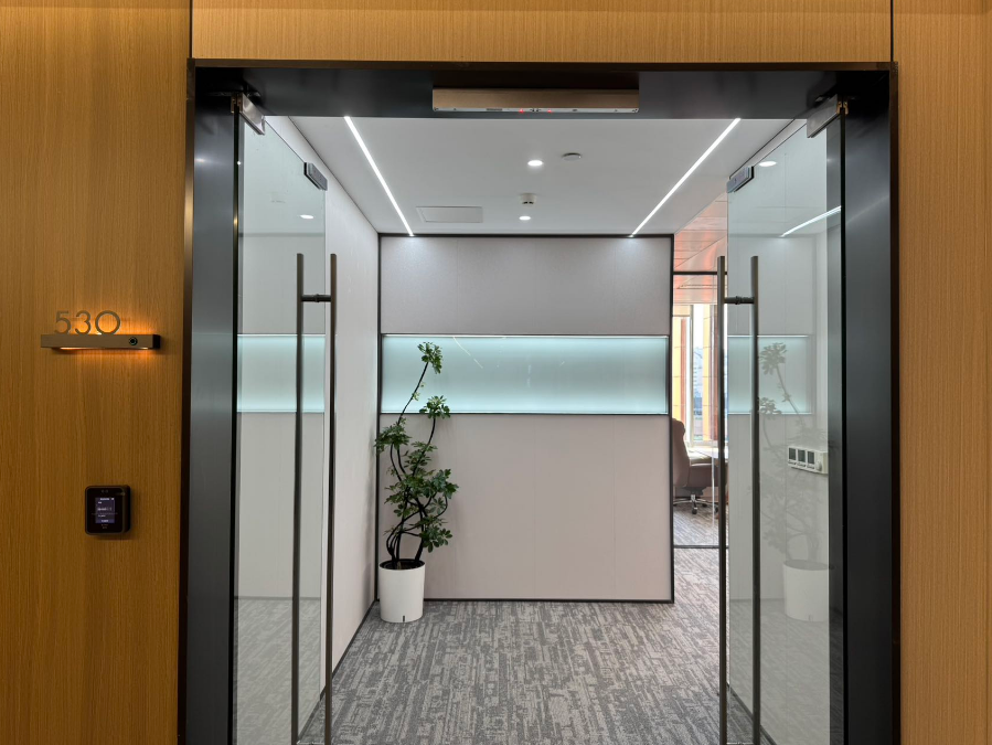 东方蓝海国际广场写字楼出租，面积180平米，月租金22600/月