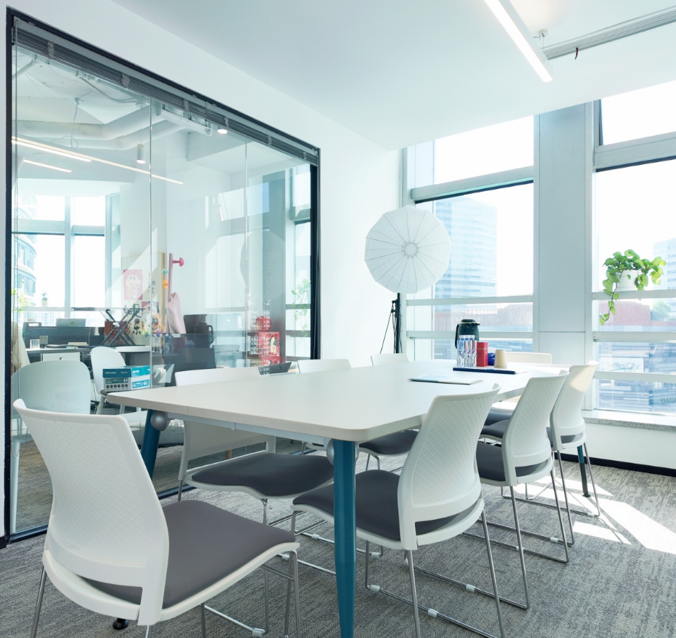 联通大厦写字楼出租，2隔断，8工位，月租金26802元/月