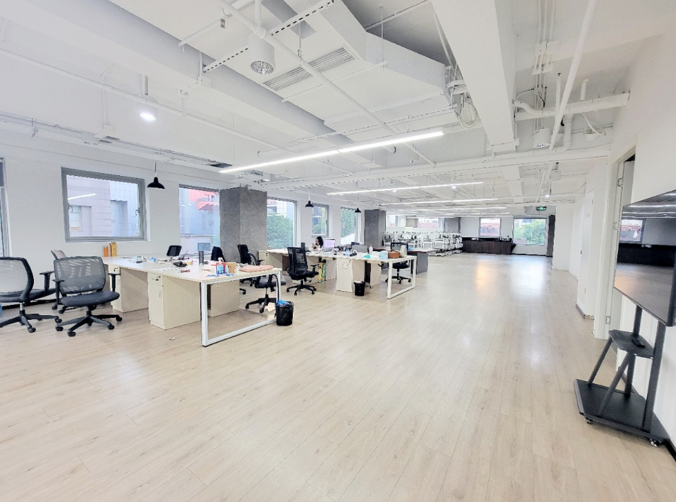 中航德必WE办公室出租，面积623平米，租金报价5元/㎡/天