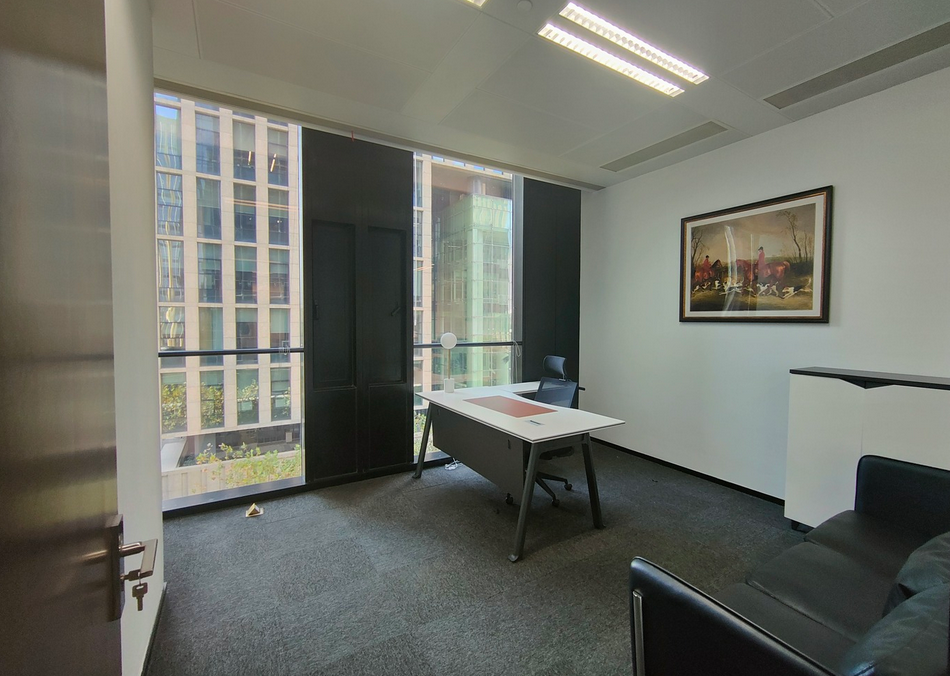 上海国金中心办公室图片